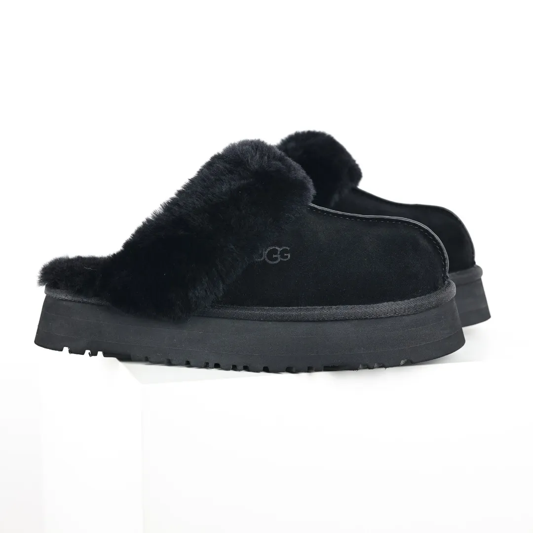 Pick up locally 💰520 Core recommendation with good price In recent years, uug has launched a series of styles, which are partially geared towards the preferences of young consumers and have also moved to the forefront of fashion trends. Shoe body material: water-repellent coated suede upper, 17mm UGGPURE™ implanted wool insole, lightweight non-slip and comfortable rubber outsole, with brand LOGO and trademark, with full packaging Size: 35 36 37 38 39 40